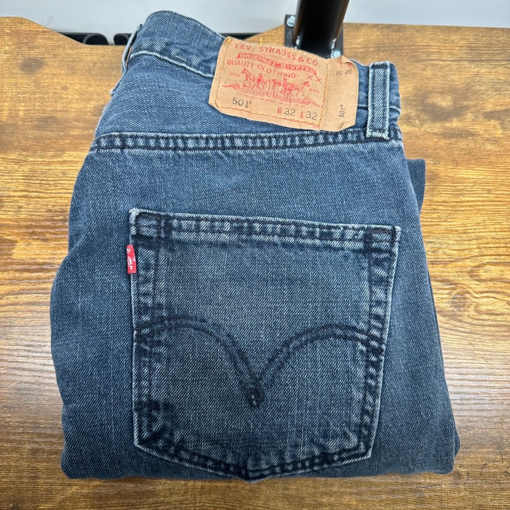 Levis 501 Original Fit Jeans Mens 32x32 Dark Wash Blue Button Fly Straight Leg